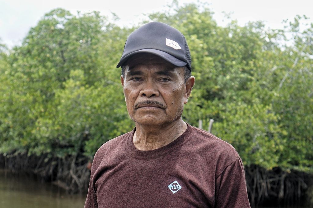 Lamale berpose di dermaga wisata hutan mangrove Desa Mentawir, Kecamatan Sepaku, Penajam Paser Utara, Kalimantan Timur, Minggu (18/9/2022). Ia adalah sosok pelestari lingkungan di desanya.