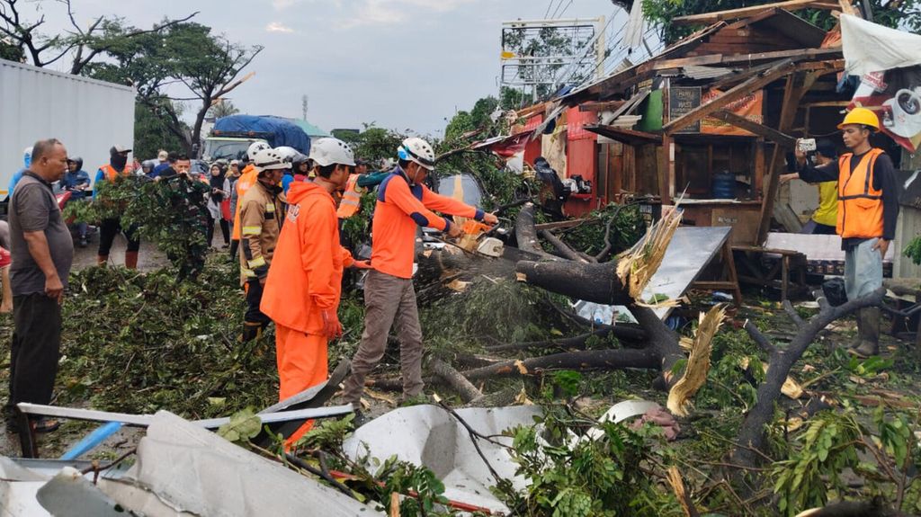 Tampak salah satu lokasi yang terdampak bencana puting beliung di Kabupaten Sumedang, Jawa Barat, Rabu (21/2/2024). Sebanyak 12 warga Sumedang mengalami luka-luka akibat bencana ini.