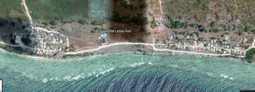 Pemukiman penduduk di bibir pantai di Pulau Leti, Kabupaten Maluku Barat Daya, Maluku.