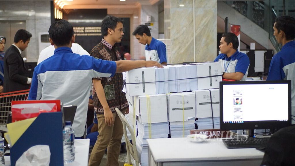 Panitera Mahkamah Konstitusi menerima berkas perbaikan perselisihan hasil pemilihan umum (PHPU) legislatif di kantor MK, Jakarta, Kamis (13/6/2019).