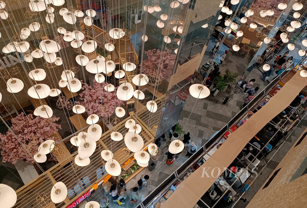 Pengunjung saat melihat deretan toko yang menjual berbagai produk di Queen City Mall, Kota Semarang, Jawa Tengah, Jumat (24/11/2023). Salah satu pusat perbelanjaan yang baru dibuka tersebut menawarkan konsep modern dengan apartemen dan hotel. 
