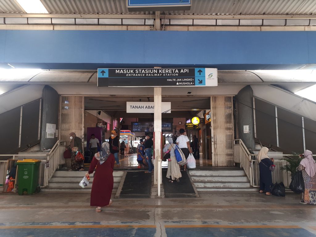 Pintu selatan yang terhubung dengan JPM di lantai atas dan terminal angkot Jaklingko di lantai dasar, di Stasiun Tanah Abang, Jakarta Pusat pada Rabu (9/11/2022).