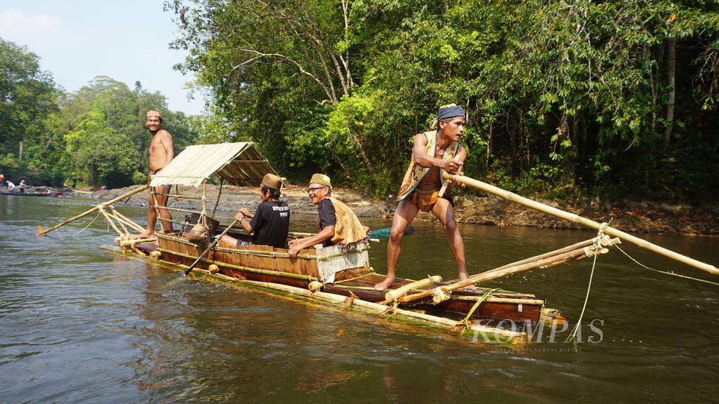 <i>Bajual bajarupis</i> merupakan alat transportasi seperti sampan dari bambu yang digunakan masyarakat di Desa Kinipan, Lamandau, Kalteng, atau Dayak Tomun pada umumnya.