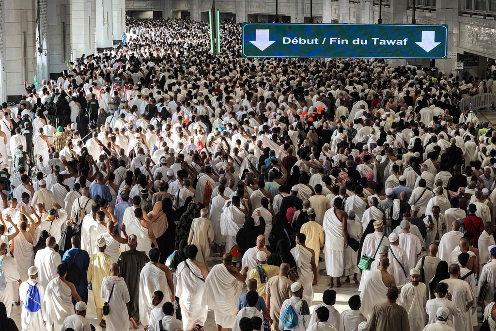 Para jemaah berjalan di Masjidil Haram, Mekkah, pada hari Jumat terakhir bulan suci Ramadhan, 5 April 2024.  