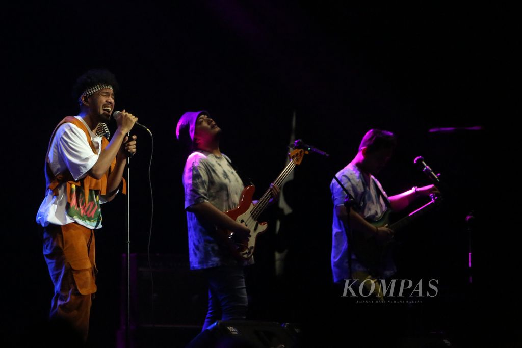 Teddy Adhitya (kiri) tampil pada hari kedua di Jakarta International BNI Java Jazz Festival XVII di Jiexpo Kemayoran, Jakarta, Sabtu (28/5/2022). Setelah absen tahun lalu karena Covid-19, Java Jazz kali ini memanggungkan 524 musisi dengan 22 di antaranya dari luar negeri secara bergantian selama tiga hari.