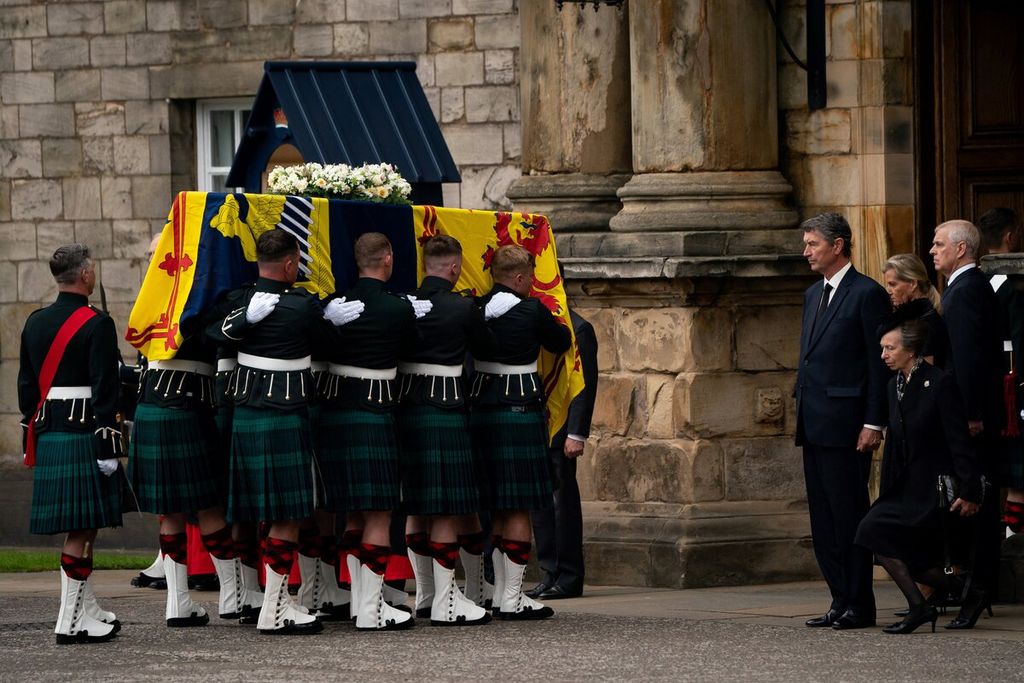 Putri Anne (kedua dari kanan), putri semata wayang mendiang Ratu Elizabeth II dan Pangeran Phillip, memberikan penghormatan saat peti jenazah Sang Ibu diangkat oleh pasukan Royal Standard of Scotland menuju Istana Holyroodhouse di Edinburgh, Skotlandia, 11 September 2022. 