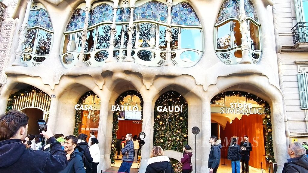 Pengunjung mengantre menunggu giliran masuk ke Casa Batllo, bangunan karya arsitek Antoni Gaudi, dan salah satu Situs Warisan Dunia UNESCO, di Barcelona, Spanyol, 8 Desember 2023.  