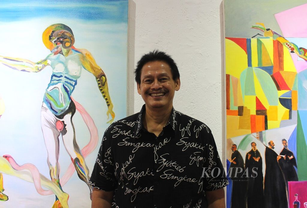 Perupa sekaligus kolektor lukisan, Syakieb Sungkar, dalam pameran Dreams di Cemara 6 Galeri-Toeti Heraty Museum, Jakarta, (12/6/2023). 