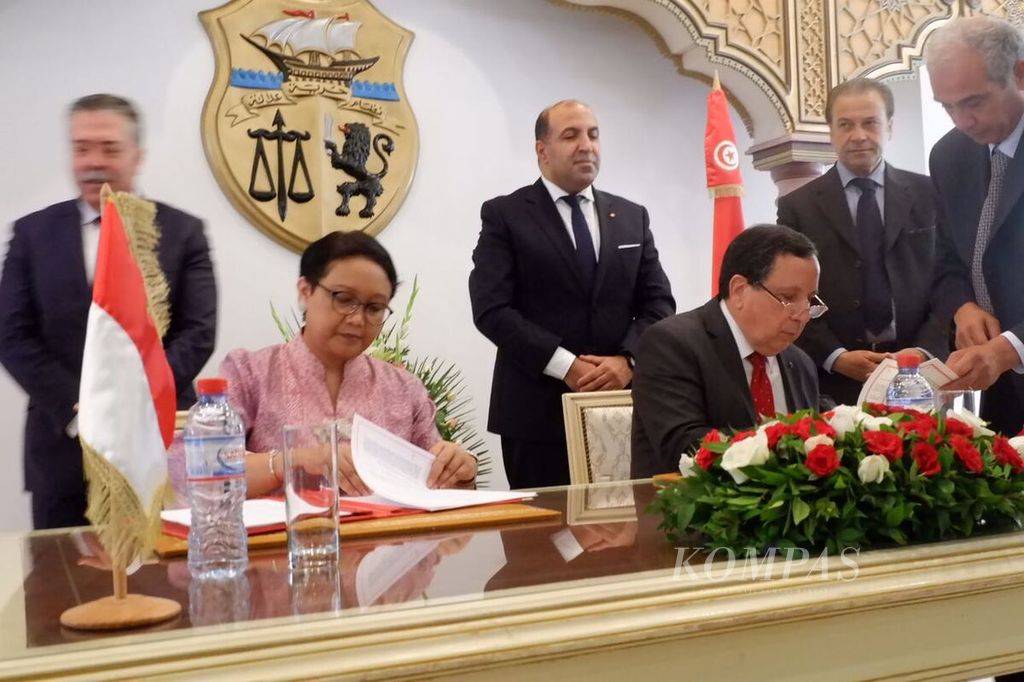 Hubungan Indonesia-Tunisia terjalin baik hingga kini. Tampak dalam foto, penandatanganan kesepakatan bilateral Indonesia-Tunisia oleh Menteri Luar Negeri RI Retno LP Marsudi dan delegasi Tunisia yang dipimpin Menlu Khemaies Jhinaouni, di Kantor Kemenlu Tunisia di Tunis, Senin (2/10/2017).