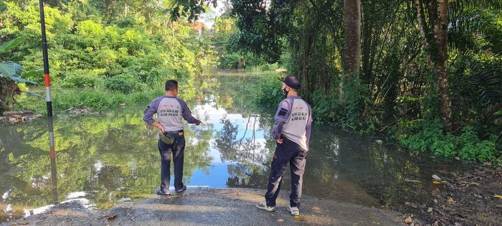 Petugas BPBD melakukan pemantauan di sejumlah desa yang terdampak banjir di enam kecamatan di Kabupaten Murung Raya, Senin (23/5/2022). Banjir itu sudah terjadi sejak Minggu malam.