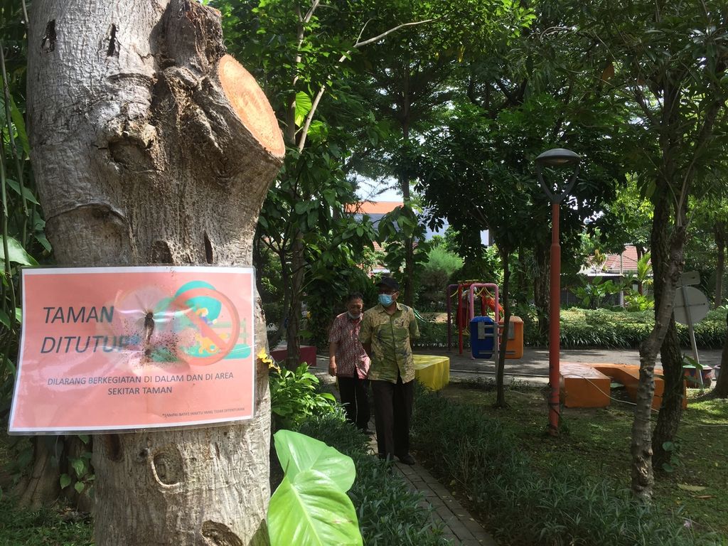 Suasana di Taman Jangkar, Jambangan, Surabaya, Jawa Timur, Kamis (27/1/2022), yang sebenarnya masih ditutup dari aktivitas publik untuk menekan risiko penularan Covid-19.
