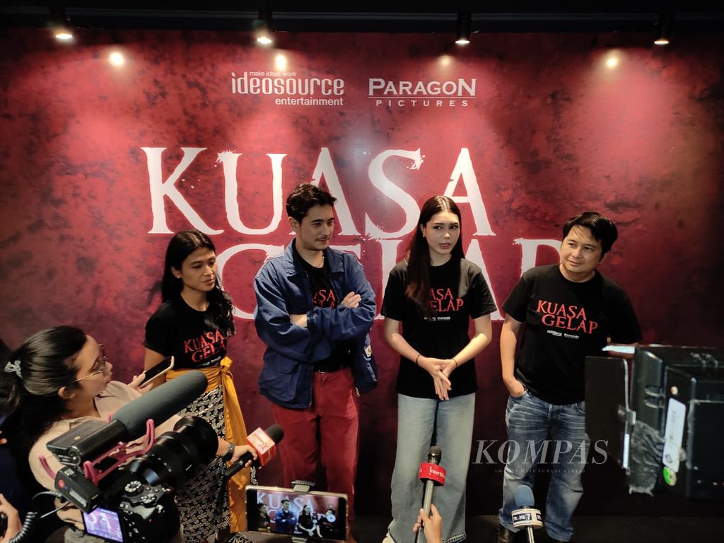 Beberapa pemeran yang membintangi <i>Kuasa Gelap</i> menyampaikan penjelasan di sela konferensi pers film horor tersebut di Jakarta, Senin (5/2/2024).