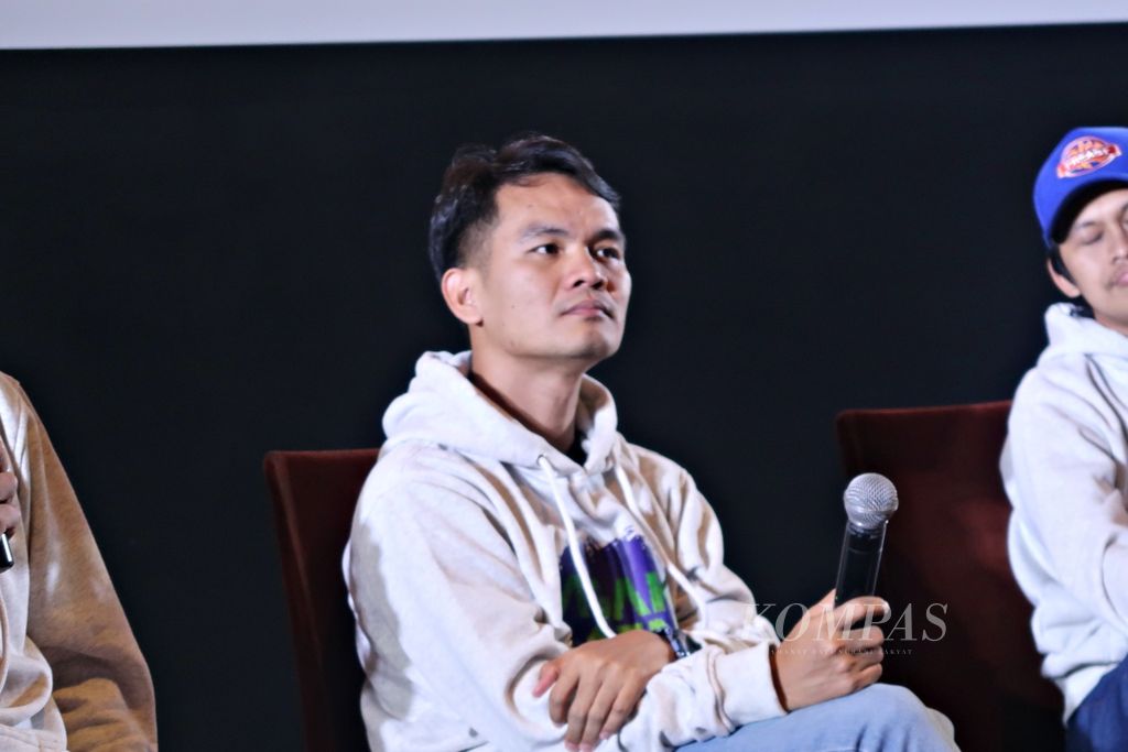 Sutradara dan aktor Bene Dion Rajagukguk berbicara dalam konferensi pers film <i>Agak Laen</i> di Jakarta, Selasa (12/12/2023). Bene tergabung dalam grup komedi Agak Laen yang beranggotakan Bene, Oki Rengga Winata, Indra Jegel, dan Boris Bokir.