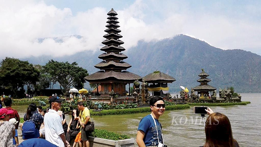 Obyek wisata Pura Ulun Danu, Danau Beratan, Bedugul, Kabupaten Tabanan, Bali, masih menjadi salah satu favorit kunjungan wisatawan domestik dan asing, seperti terlihat pada  Kamis (22/12). Pada musim liburan, jumlah kunjungan bisa mencapai 2.000 orang per hari.