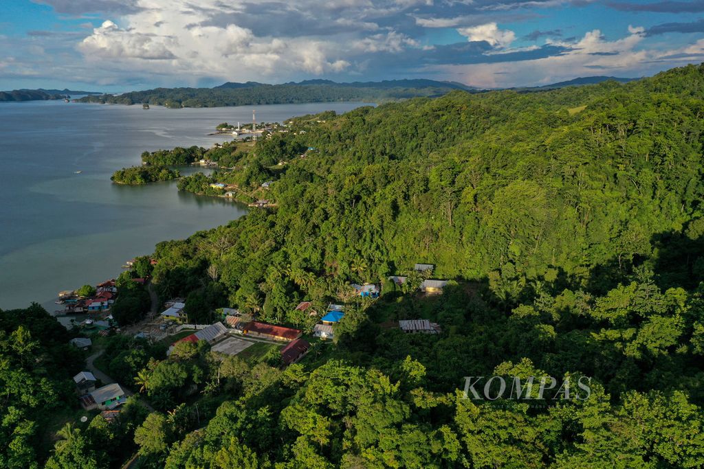 Lanskap Desa Pang Wadar, Kecamatan Kokas, Fakfak, Papua Barat, Jumat (18/6/2021). Sebagian tanah di desa ini ditanami pala oleh warganya. 
