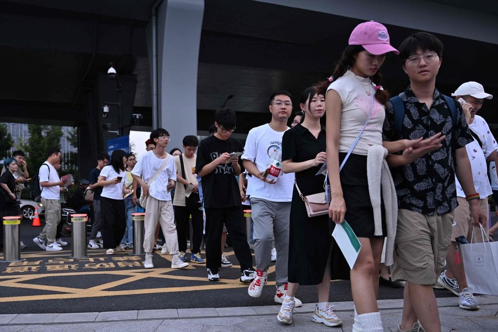 Barisan anak muda yang hendak mendukung atlet e-sport dalam final League of Legends Asian Games 2022 antara Korea Selatan dan Taiwan di Hangzhou, 29 September 2023. 