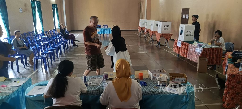 Subagio dan istri mengikuti pemungutan suara ulang (PSU), Sabtu (24/2/2024) di Mojolangu, Kota Malang, Jawa Timur. 