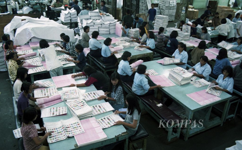 Sejumlah pekerja melipat kertas suara untuk Pemilu 1999, Sabtu (1/5/1999). 
