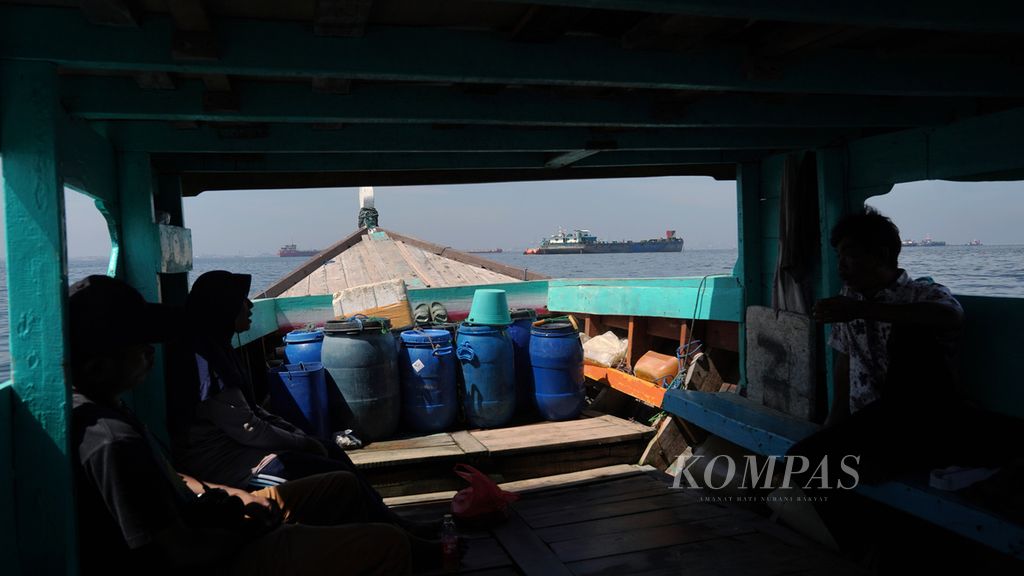 The atmosphere of the Sinar Ada motorboat trip to the Muaragembong-Cilincing route in Jakarta Bay, on Friday (28/10/2022).