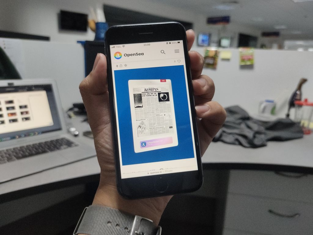 Halaman depan Kompas untuk edisi gerhana matahari total 1983, sebagai aset NFT, seperti yang terlihat di laman OpenSea pada Senin (27/6/2022).