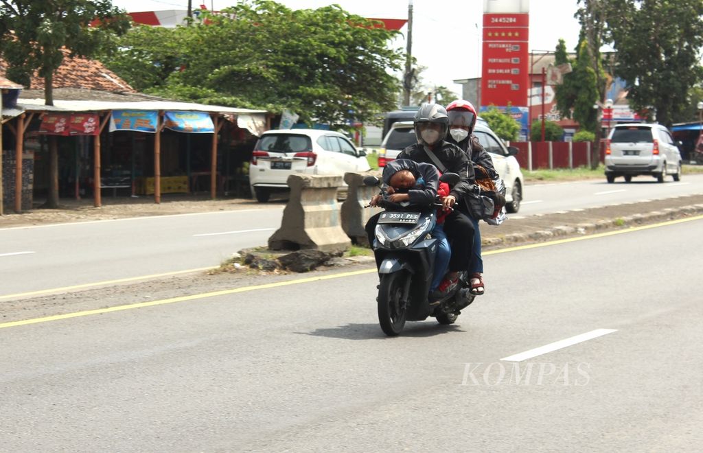 Pemudik sepeda motor melintasi jalur pantai utara atau pantura di Kabupaten Indramayu, Jawa Barat, Sabtu (30/4/2022). 