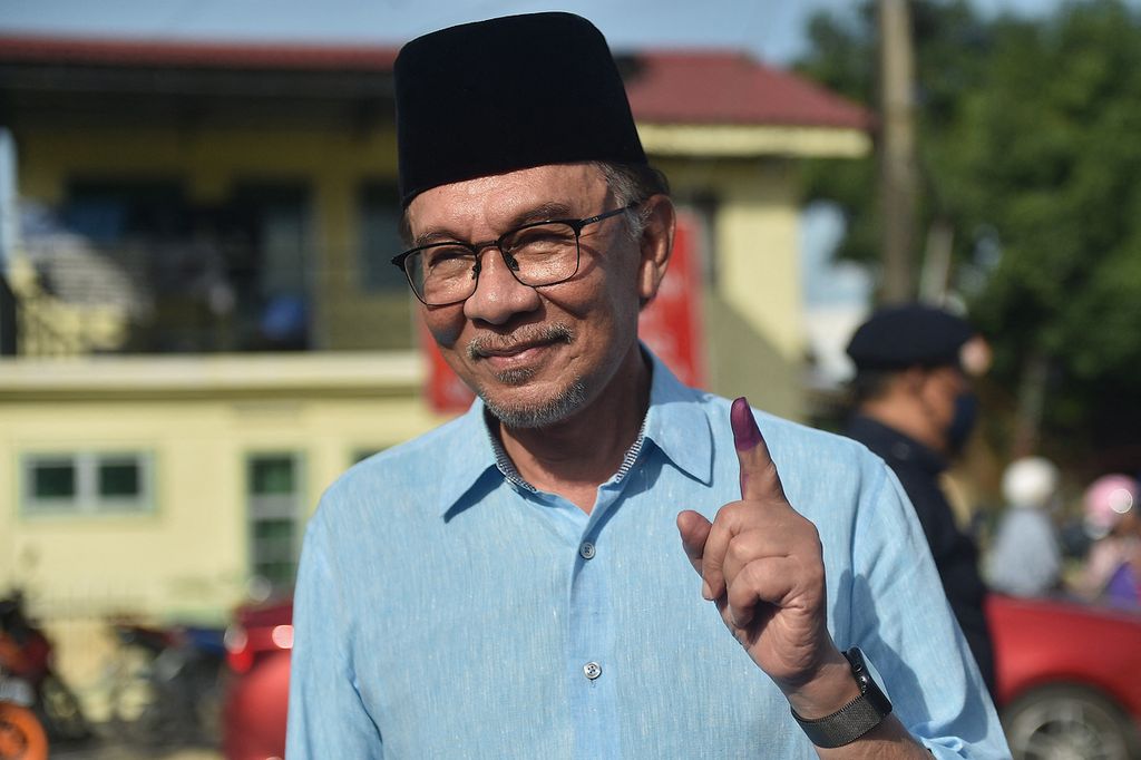 Pemimpin oposisi Malaysia, Anwar Ibrahim, menunjukkan jari bertinta setelah memberikan suara di tempat pemungutan suara di Permatang Pauh, Negara Bagian Penang, 19 November 2022.