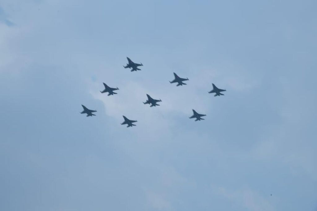 Eight Indonesian Air Force F-16 Fighting Falcon fighter planes form an arrow head formation during training in Jakarta (13/8/2021).