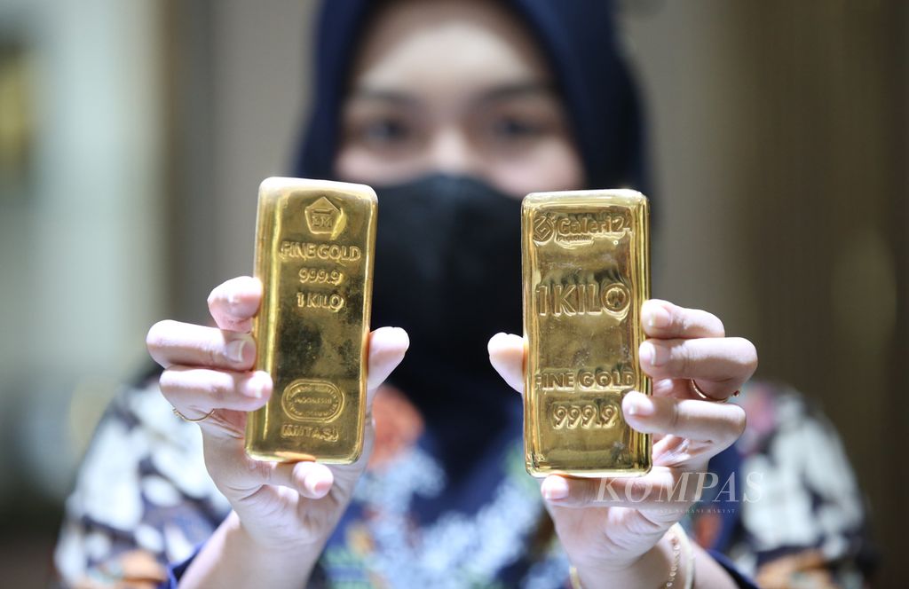 Petugas memperlihatkan <i>dummy</i> logam mulia seberat 1 kilogram yang dikeluarkan oleh Pegadaian di Galeri 24 Pegadaian, Jakarta, Selasa (19/3/2024). Logam mulia sebagai barang investasi masih diminati masyarakat.