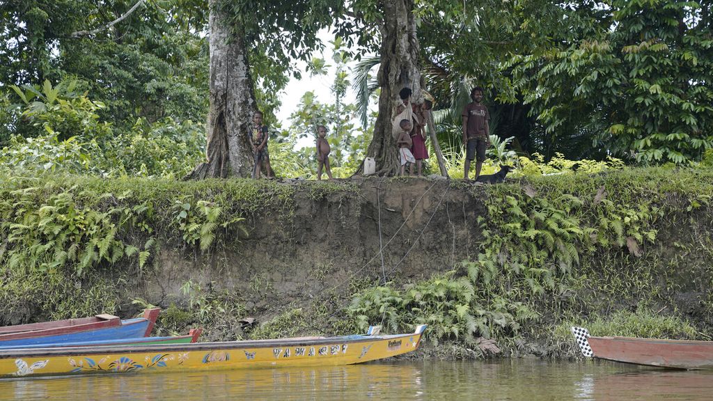Residents sit on the banks of the Deiram River in Sinimburu Village, Yanimura District, Boven Digoel Regency, Papua, Monday (9/3/2020).