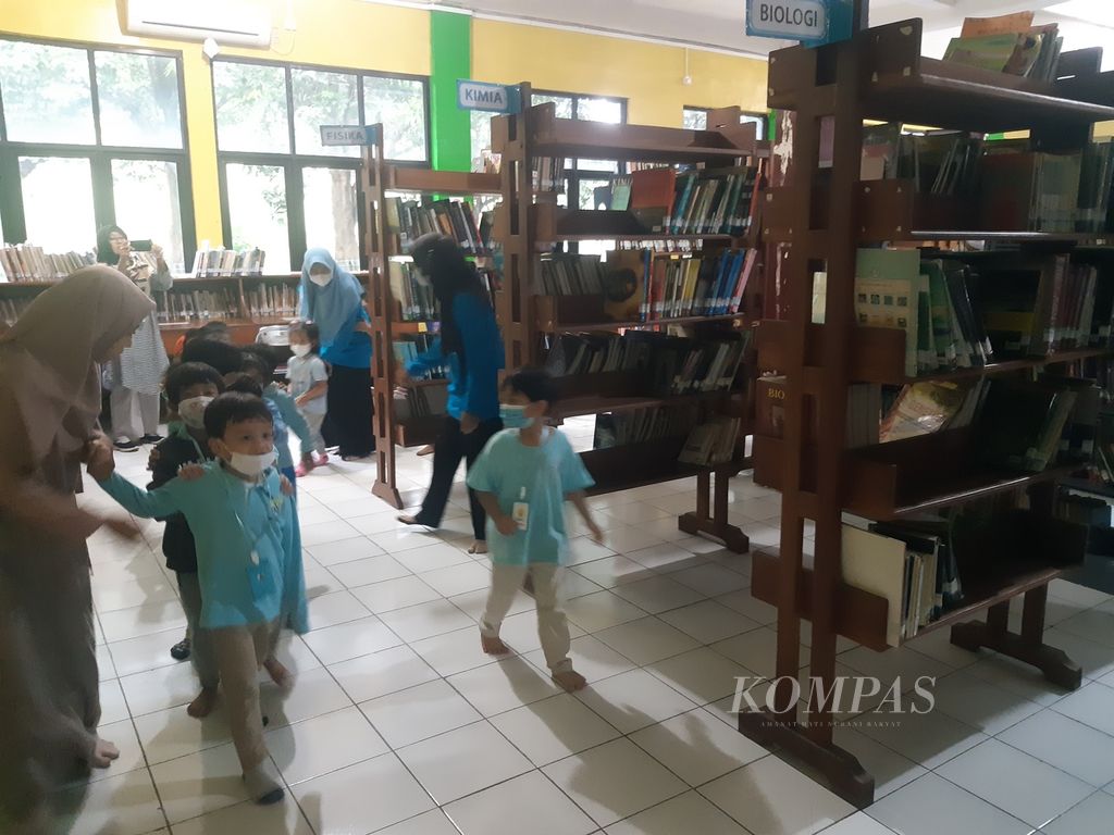 Sejumlah peserta didik Taman Kanak-kanak (TK) ABC Montessori mengikuti acara tur Perpustakaan 400 di Kota Cirebon, Jawa Barat, Selasa (17/1/2023). 