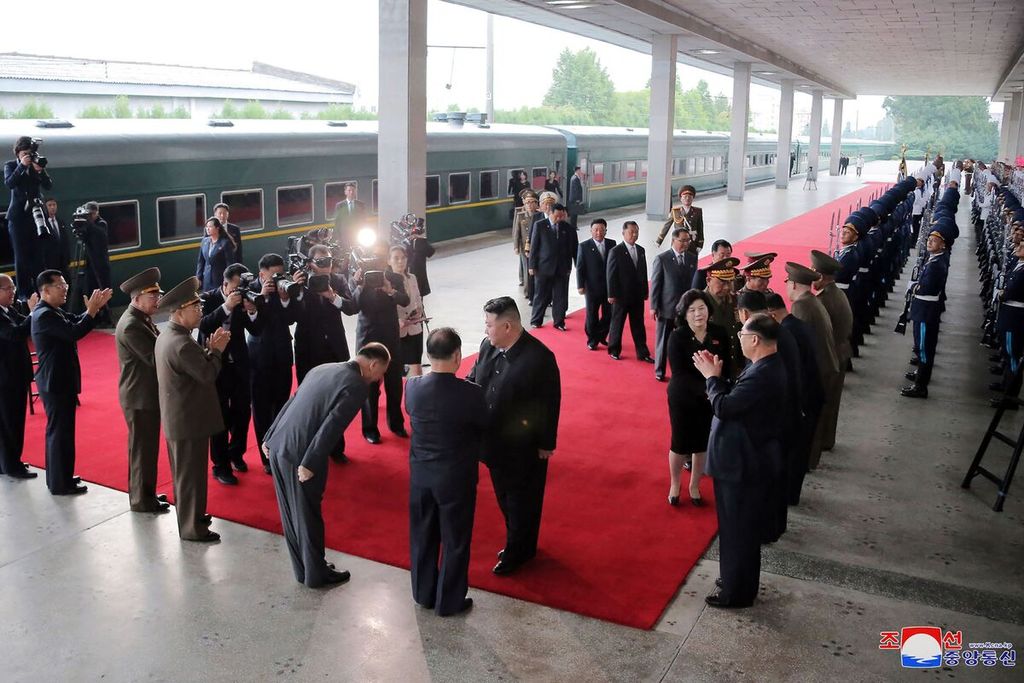 Dalam foto yang diambil, Minggu (10/9/2023), oleh kantor berita KCNA dan dirilis pada Selasa (12/9/2023) ini terlihat Pemimpin Korea Utara Kim Jong Un (tengah) menerima penghormatan dalam upacara pelepasan menjelang keberangkatan Kim dengan kereta dari Pyongyang menuju Rusia. 