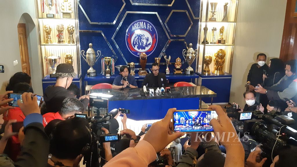 Arema management issued a statement regarding the Kanjuruhan tragedy, Monday (03/10/2022). The event was attended by Arema FC President Gilang Widya Pramana (right) and Arema Media Officer Sudarmaji (left)