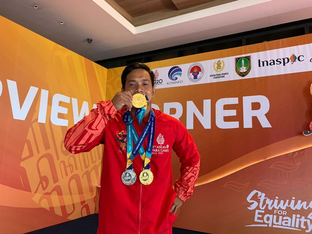 Fauzi Purwolaksono, atlet atletik paralimpiade, menunjukan medali emas yang masing-masing dia raih di nomor tolak peluru dan lempar lembing, serta perak lempar cakram klasifikasi F57 ASEAN Para Games 2022 di Stadion Manahan, Surakarta, Selasa (2/8/2022). 