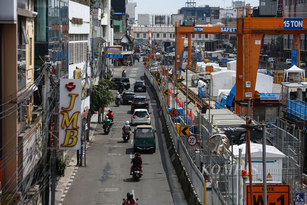 Vehicles pass by the Integrated Mass Rapid Transit or MRT Phase 2A project in the Tamansari area of West Jakarta on Friday (12/4/2024). Infrastructure and property projects still appeared quiet from work activities on the third day of Eid al-Fitr holiday. It is estimated that the work will return to normal next week as the joint leave and Eid al-Fitr holiday period ends.