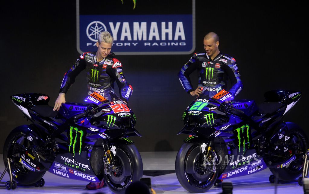 Dua pebalap Monster Energy Yamaha, Fabio Quartararo (kiri) dan Franco Morbidelli, memperlihatkan motor barunya, Yamaha YZR M1 2023, yang akan digunakan untuk balapan MotoGP 2023, Selasa (17/1/2023) di Jakarta. 