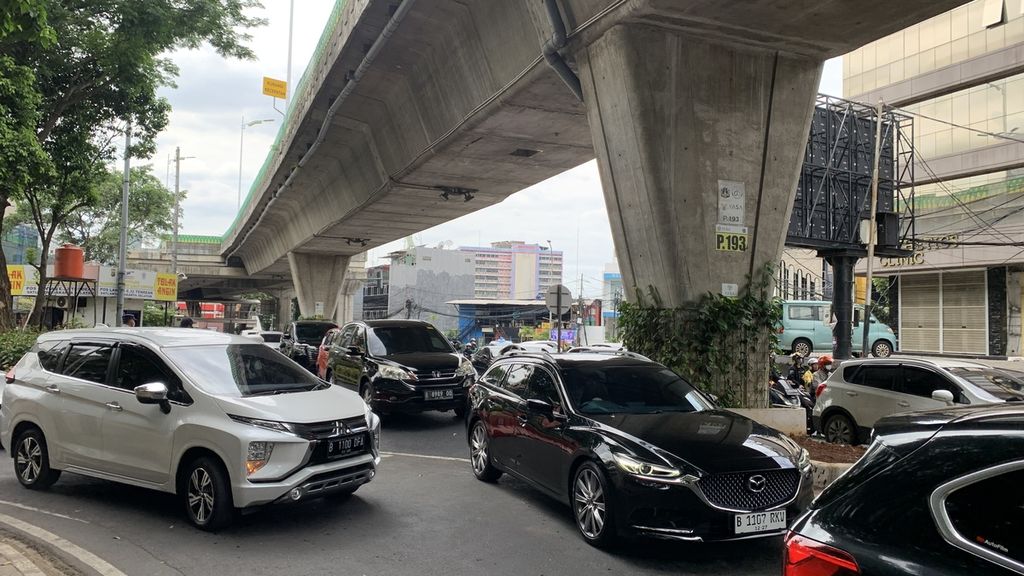 Kondisi lalu lintas di ruas jalan yang sebelumnya merupakan jalur pedestrian dan jalur sepeda di simpang Santa, Kebayoran Baru, Jakarta Selatan, Minggu (16/4/2023).
