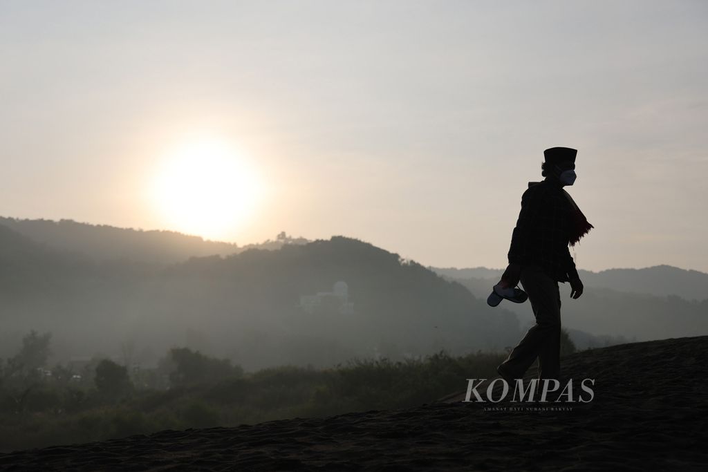 Warga bersiap menunaikan shalat Id 1443 Hijriah di gumuk pasir Pantai Parangkusumo, Bantul, DI Yogyakarta, Senin (2/5/2022).
