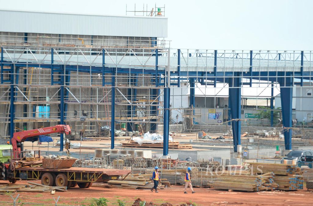Salah satu pabrik yang sedang dalam proses pembangunan menempati kawasan industri di Kecamatan Tulis, Kabupaten Batang, Jawa Tengah, Senin (13/6/2022). 