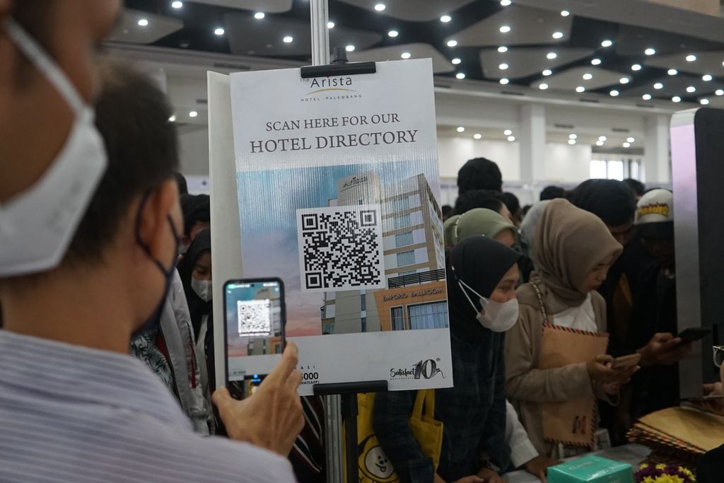 A number of job seekers are scanning barcodes at one of the hotel companies that opened vacancies at the job fair held in Palembang, South Sumatra, Wednesday (7/6/2023). This job fair was held to commemorate the 22nd anniversary of the Association of All Indonesian City Governments (APEKSI).