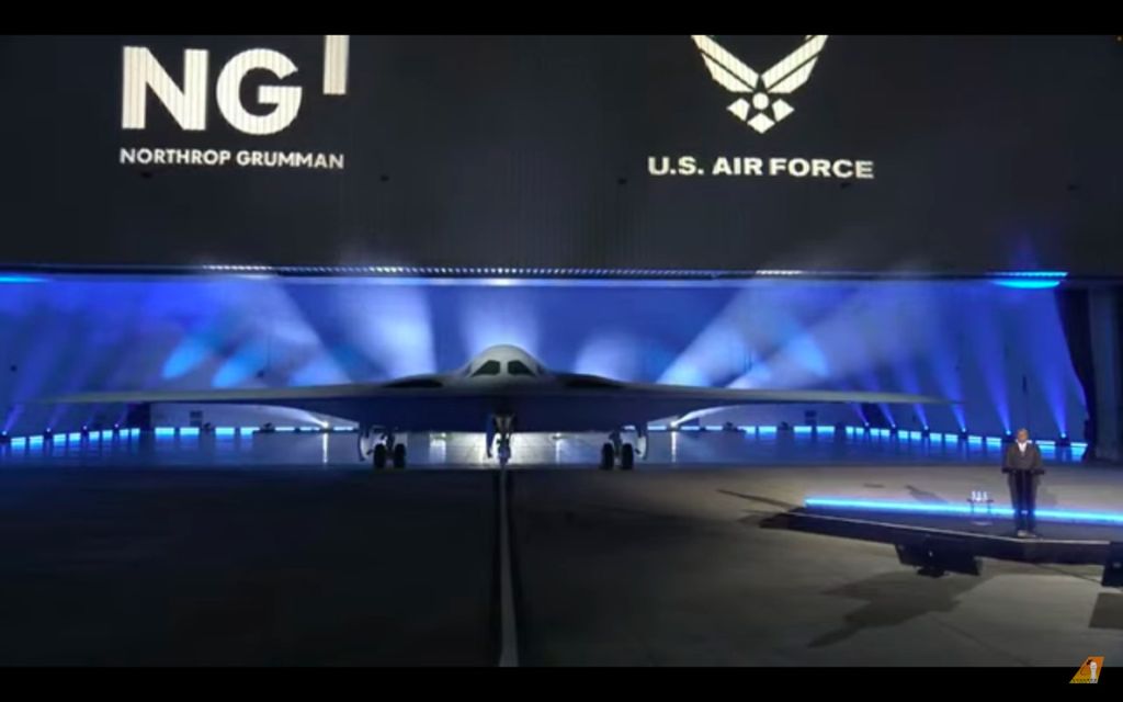 Menteri Pertahanan Amerika Serikat Lloyd J Austin mengenalkan purwarupa perdana pesawat pengebom B-21 di hangar Northrop Grumman, California, Jumat (2/12/2022) malam. Pesawat B-21 Raider disebut lebih canggih dibandingkan jet tempur F-35.