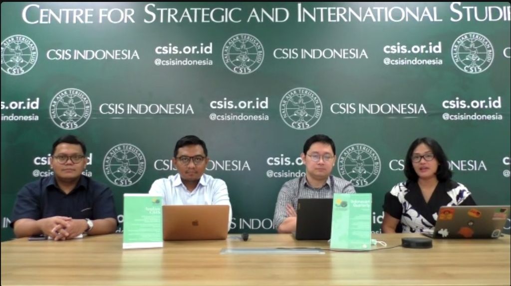 (Dari kiri) Kepala Departemen Ekonomi CSIS Fajar B Hirawan, Kepala Departemen Politik dan Perubahan Sosial CSIS Arya Fernandes, peneliti Departemen Politik dan Perubahan Sosial CSIS Noory Okthariza, dan peneliti magang CSIS Trixie Bianca, dalam jumpa pers daring, Senin (6/6/2022).