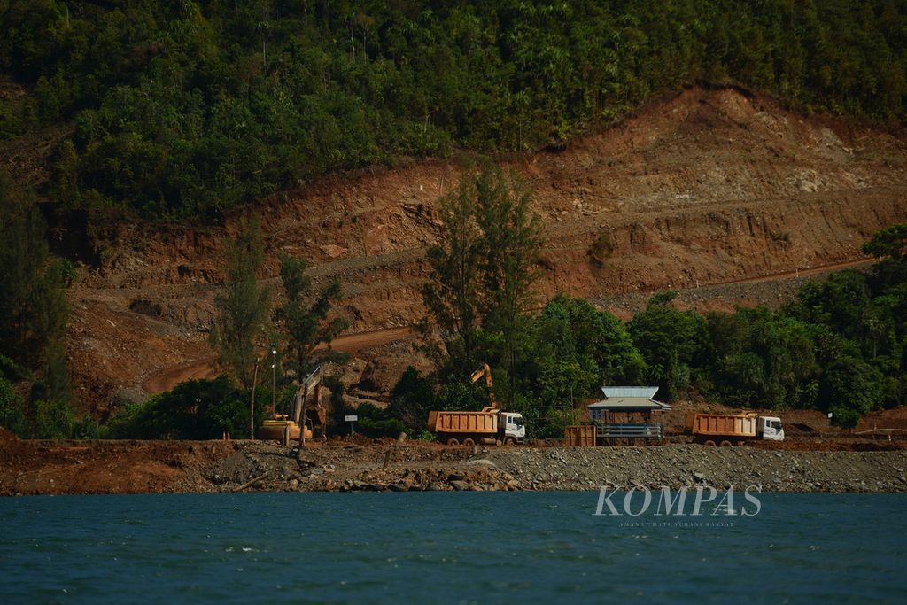 Truk milik perusahaan tambang hilir mudik mengangkut material di Pulau Gag, Raja Ampat, Papua Barat, Sabtu (5/6/2021). Penambangan material nikel di pulau itu saat ini masih terus berlangsung.