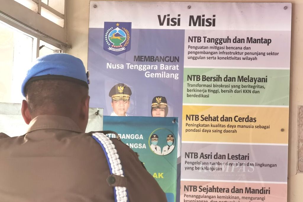 Baliho berisi visi dan misi Provinsi NTB dipasang di Kantor Dinas Energi dan Sumber Daya Mineral Provinsi NTB di Mataram, Selasa (14/3/2023). Sehari sebelumnya, Kepala Dinas ESDM NTB ZA ditangkap dan ditetapkan sebagai tersangka oleh Kejaksaan Tinggi NTB karena kasus dugaan tindak pidana korupsi.