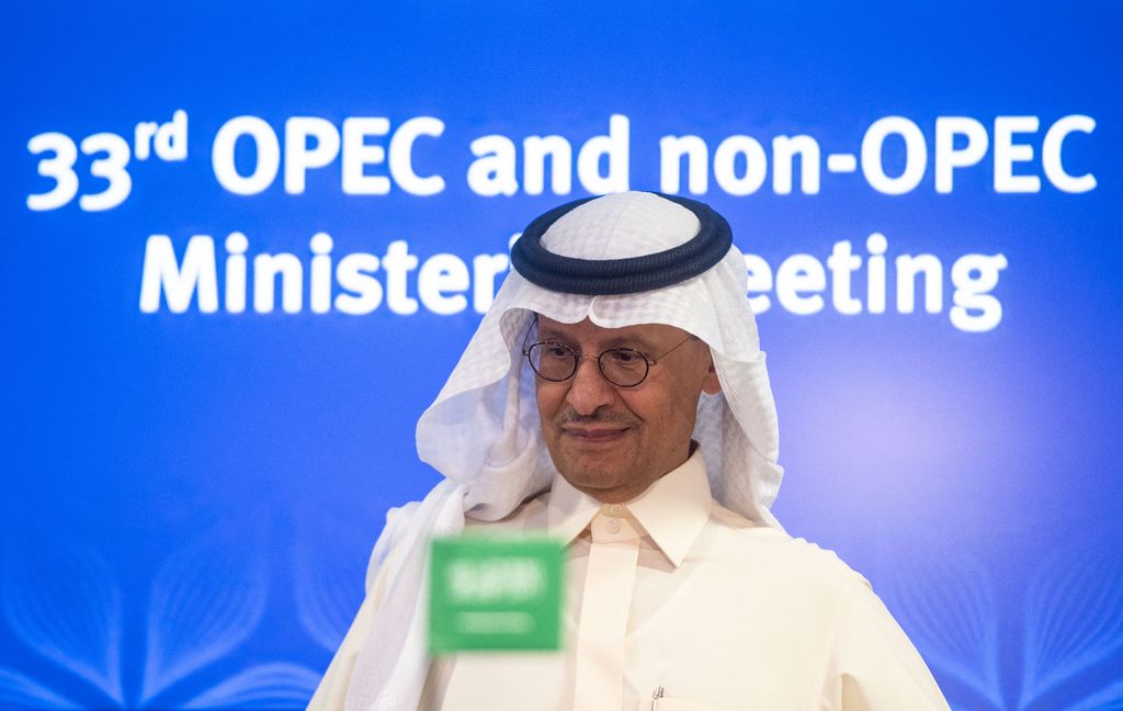 Menteri Energi Arab Saudi Abdulaziz bin Salman al Saud mengikuti paparan keputusan organisasi negara produsen minyak dan mitranya (OPEC+) seusai rapat di Vienna, Austria, pada 5 Oktober 2022. Amerika Serikat menyikapi keputusan itu dengan berencana mengevaluasi ulang hubungan dengan Arab Saudi.