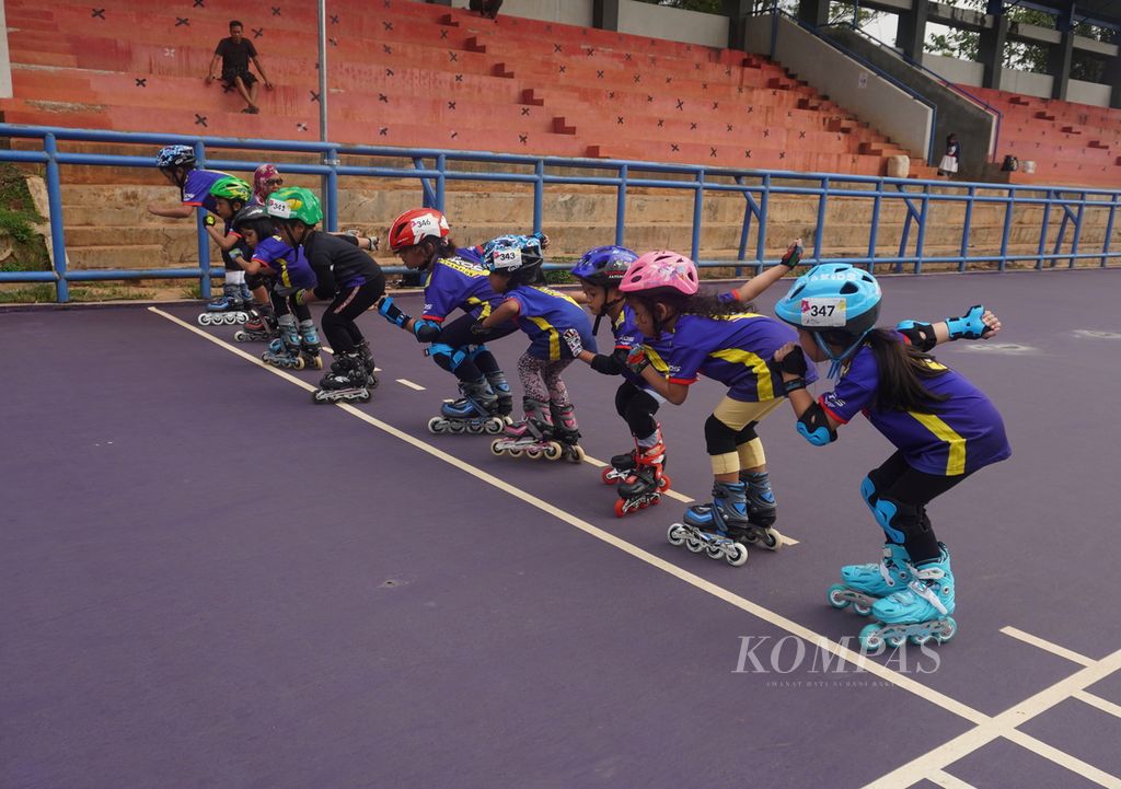 Children practice roller-skating at the Jatidiri Sports Building Complex, Semarang City, Central Java, Saturday (10/9/2022). Roller skates are still in demand by a number of children in the city of Semarang. Some of them join the roller skating club in order to train well.