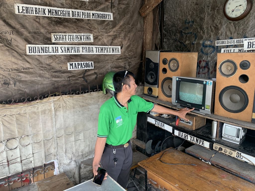 Keadaan TV analog di sebuah pos ronda di Jakarta Selatan, Senin (7/11/2022). Setelah pemutusan siaran TV analog untuk wilayah Jabodetabek, mereka diharuskan untuk membeli perangkat STB untuk bisa menikmati siaran televisi lagi.