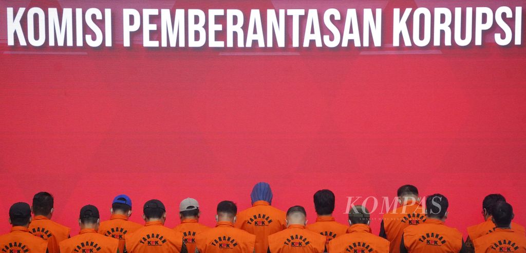 Serombongan pegawai rumah tahanan Komisi Pemberantasan Korupsi (KPK) diekspos penahanannya di Gedung KPK, Jakarta, Jumat (15/3/2024). 