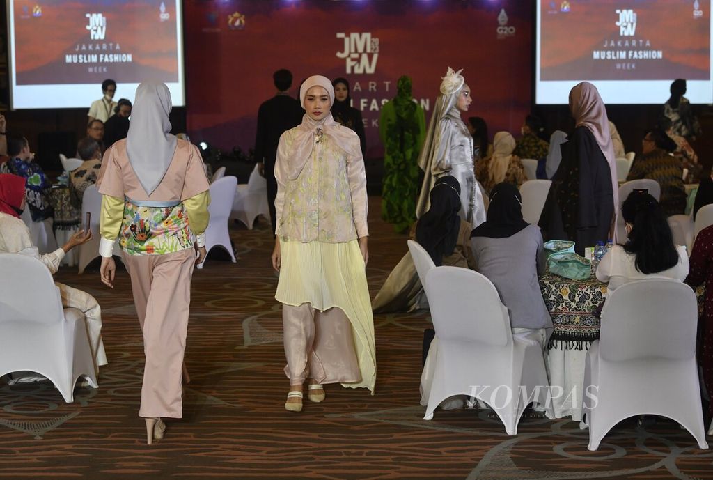 Sejumlah kreasi busana ditampilkan saat<i> kick off </i>Jakarta Muslim Fashion Week (JMFW) 2023 di Kementerian Perdagangan, Jakarta, Rabu (12/10/2022). JMFW 2023 akan digelar bersamaan dengan Trade Expo Center ke-37 di ICE BSD, Tangerang, Banten, pada 20-22 Oktober 2022. 