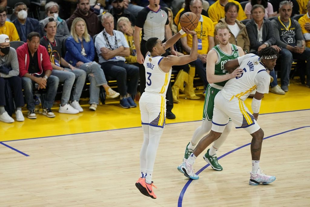 Pemain Golden State Warriors, Jordan Poole, melempar bola ke basket Boston Celtics dalam laga kedua final NBA di Chase Center, San Francisco, Senin (6/6/2022) WIB. Warriors menang dengan skor 107-88. 