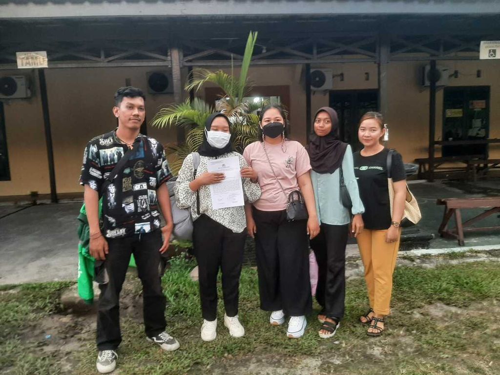 Rian, coordinator of prospective Bajenta Fest spectators, poses with other prospective spectators at the Central Kalimantan Regional Police, Friday (19/4/2024).